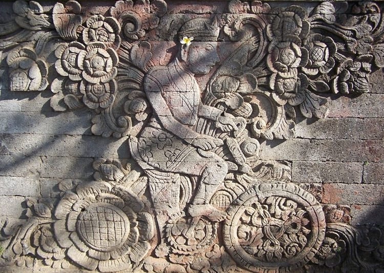 Relief van fietser op de Meduwe Karang tempel